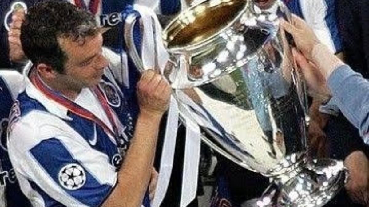 Jorge Costa, levantando la Champions League