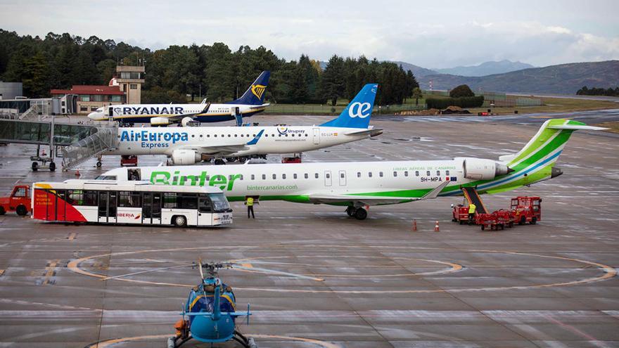 Aviones de Binter o Air Europa en el aeropuerto de Vigo // C. Graña