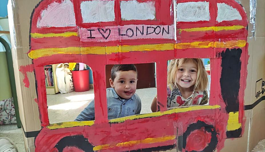 Dos alumnos, nel autobús turísticu de Londres.  | R. A. M. S.