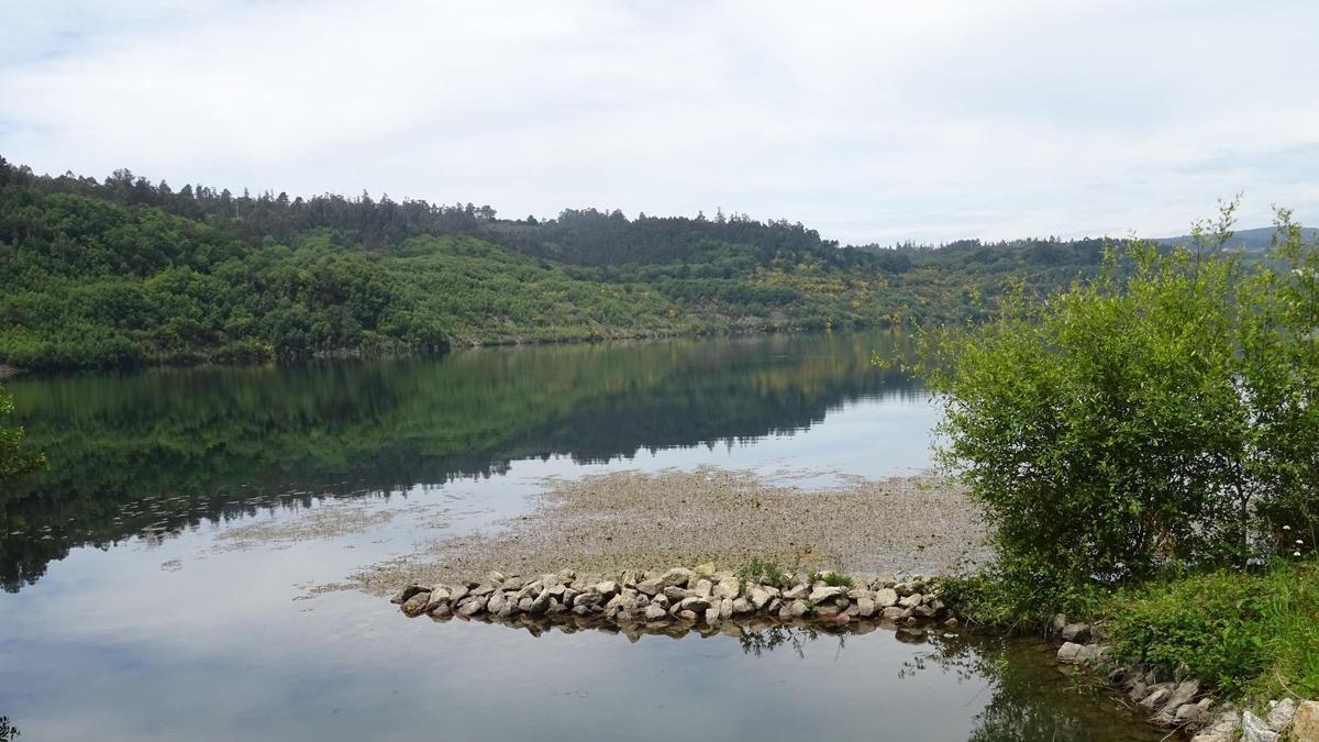 Vista del lago de As Encrobas, en Cerceda.