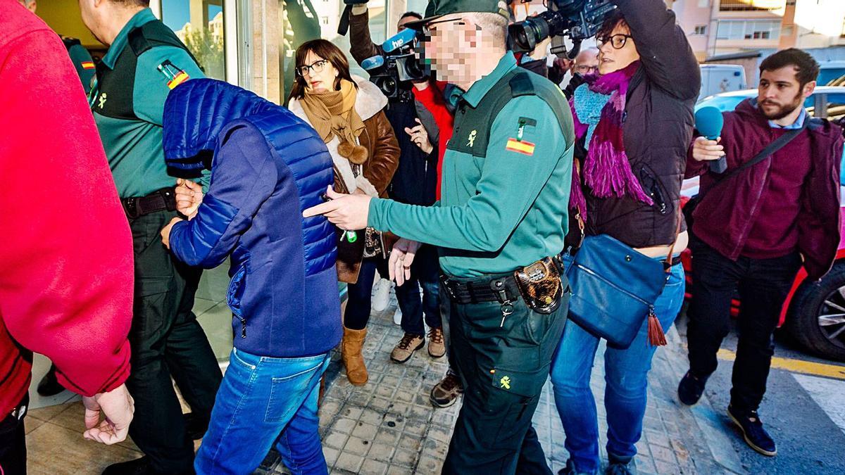 Imagen de archivo de la llegada al juzgado de La Vila Joiosa de uno de los detenidos de la manada de Callosa.