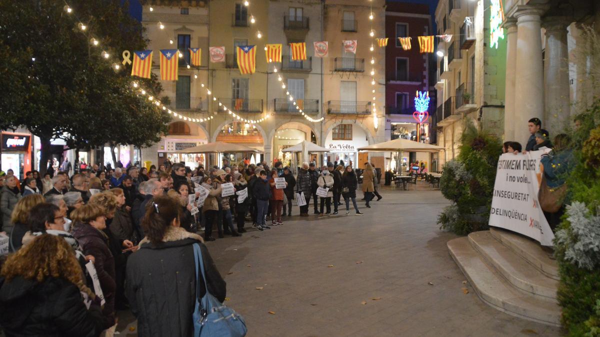 Manifestants davant de l'Ajuntament de Figueres.