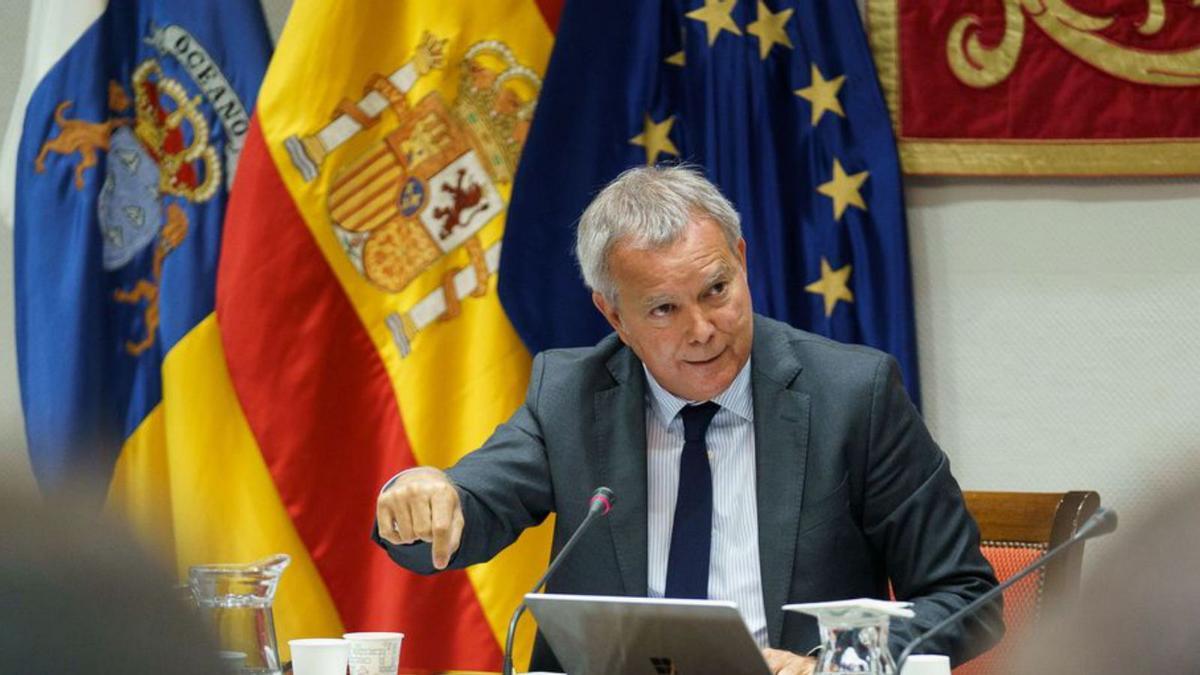 El consejero Sebastián Franquis en el Parlamento.