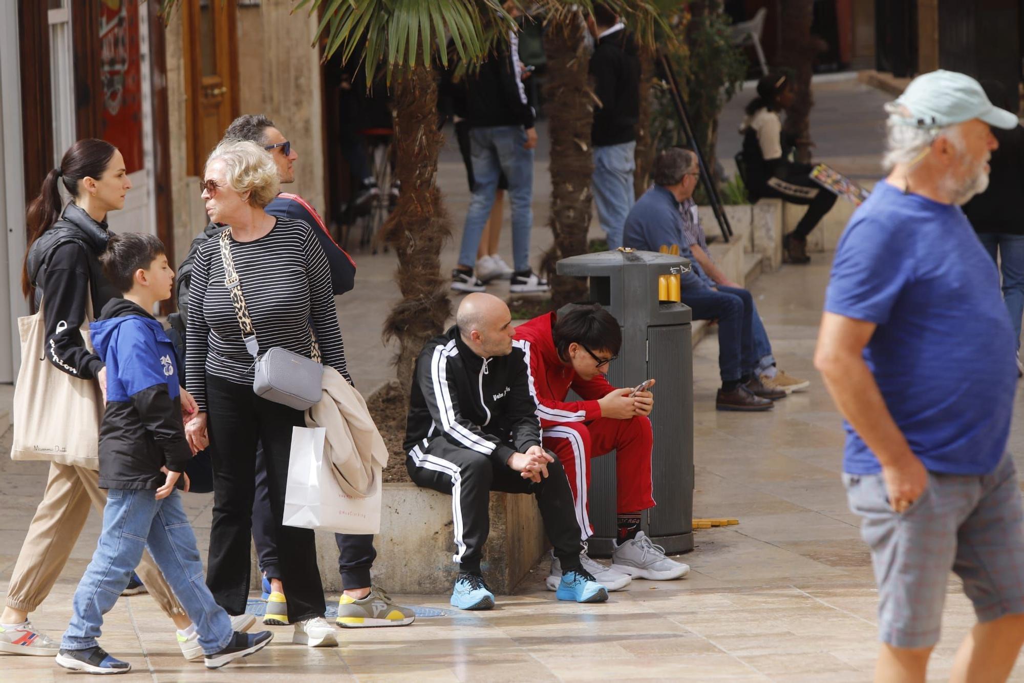 Llenazo en el centro de València en el fin de semana previo a las vacaciones de Semana Santa