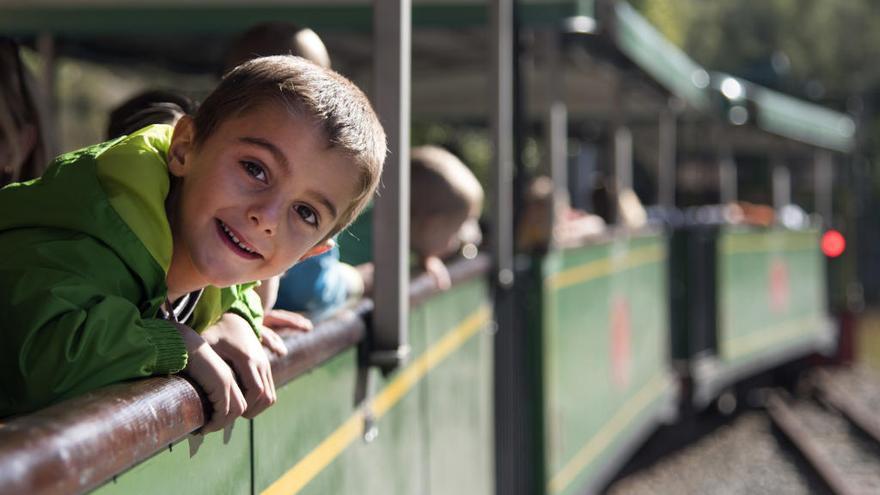 Un nen dalt del Tren del Ciment