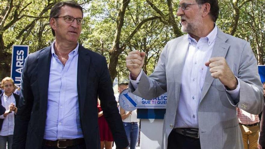 Feijóo, a la izquierda, y Rajoy conversan en el acto de su formación, ayer. // O. Corral