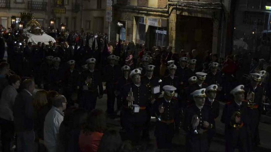 La Banda de Cornetas y Tambores Virgen de la Vega precede al paso del Yacente.