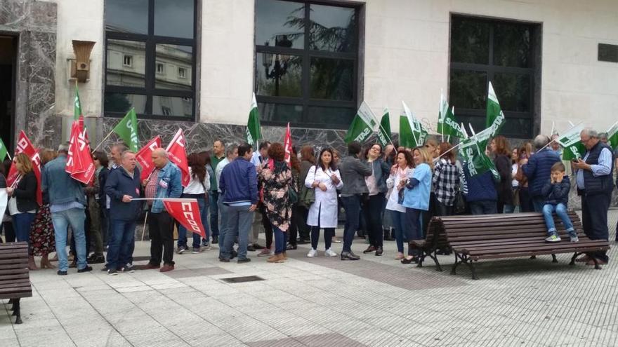 Trabajadores y representantes sindicales, ayer en Oviedo, ante la sede del Sespa.