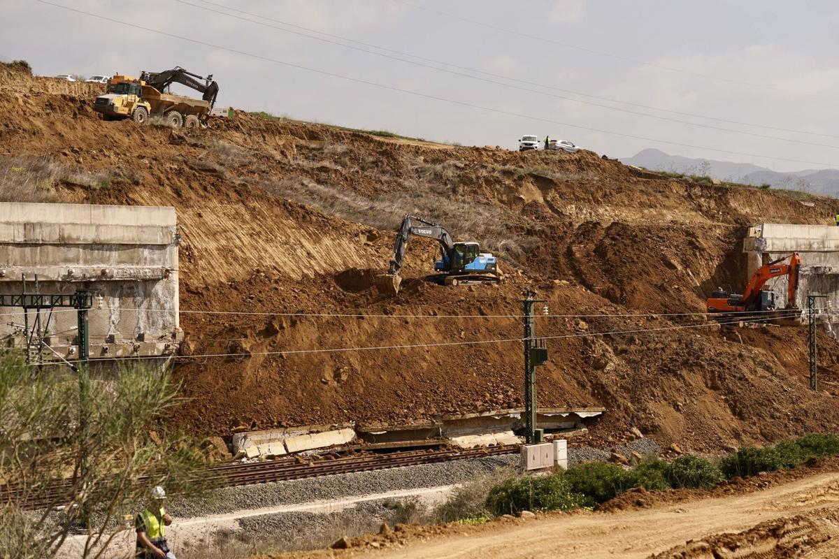 Trabajos en Álora en el deslizamiento de tierra que que mantiene cortada la línea AVE Madrid-Málaga desde el último temporal