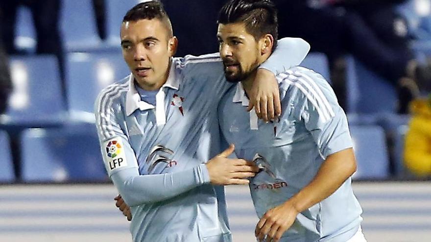 Aspas felicita a Nolito tras un gol con el Celta. // Marta G. Brea