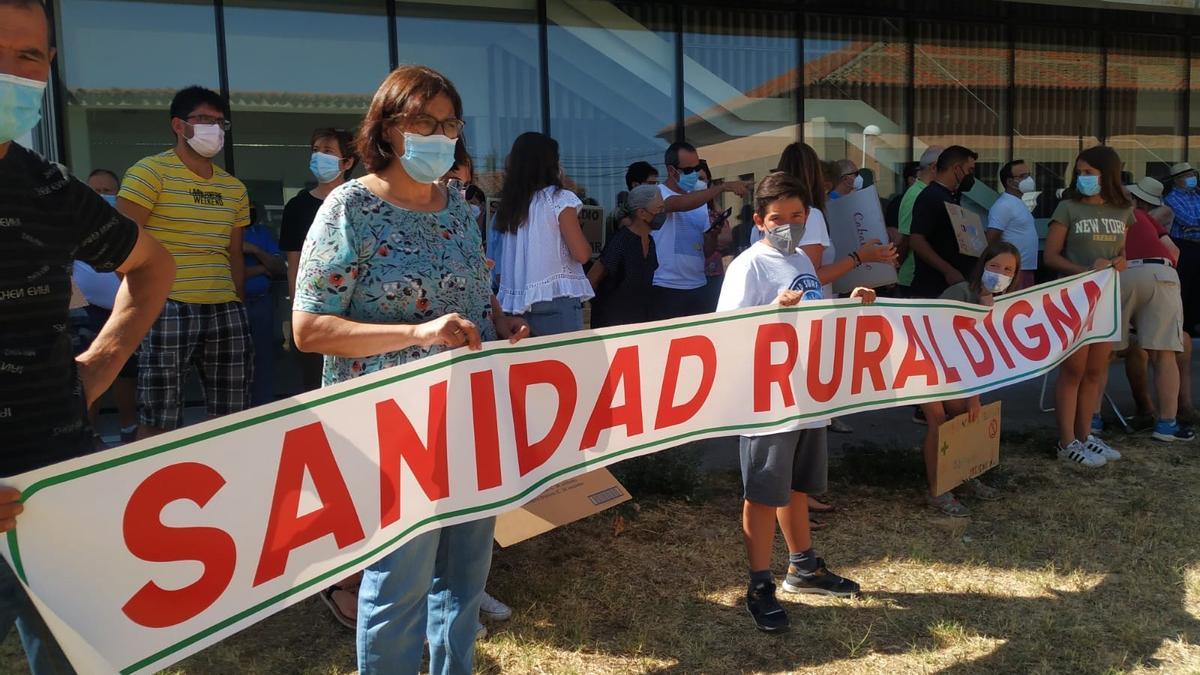 Quinta concentración de los sayagueses a las puertas del Centro de Salud de Bermillo