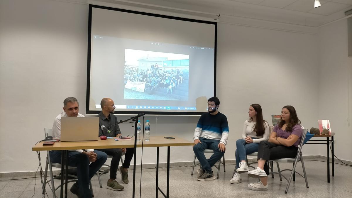 El alcalde de Soneja, Benjamín Escriche (izq) junto a otros participantes en la conferencia.