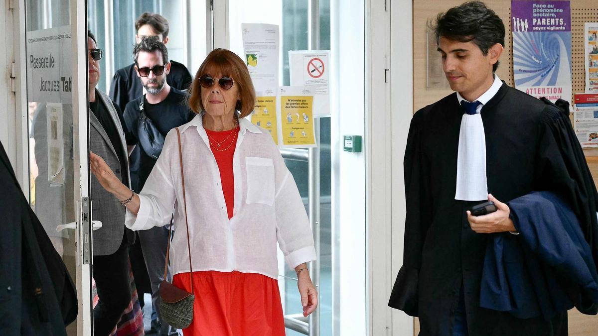 Gisèle Pélicot llega al juzgado de Aviñón.