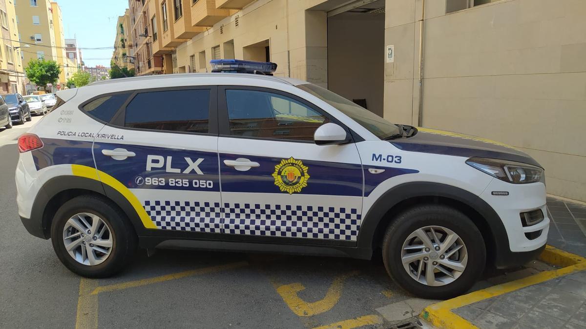 Coche policial aparcado junto al retén de Policía Local de Xirivella.