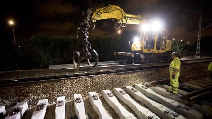 Obras nocturnas para la implantación del tercer hilo en el tramo del corredor mediterráneo junto a la pedanía de la Punta.