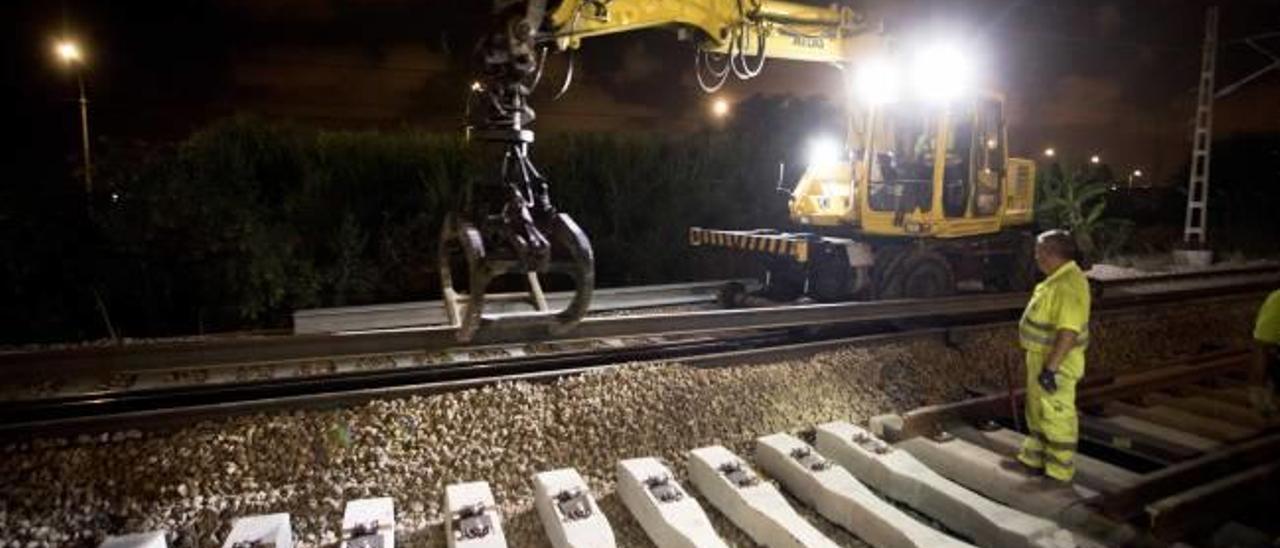 Obras nocturnas para la implantación del tercer hilo en el tramo del corredor mediterráneo junto a la pedanía de la Punta.