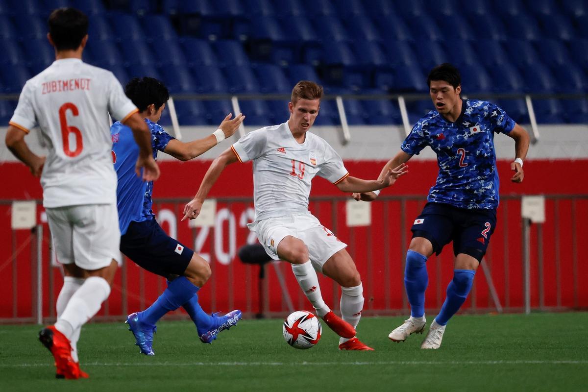 Dani Olmo (c) disputa el balón ante el defensa japonés Hiroki Sakai (d)