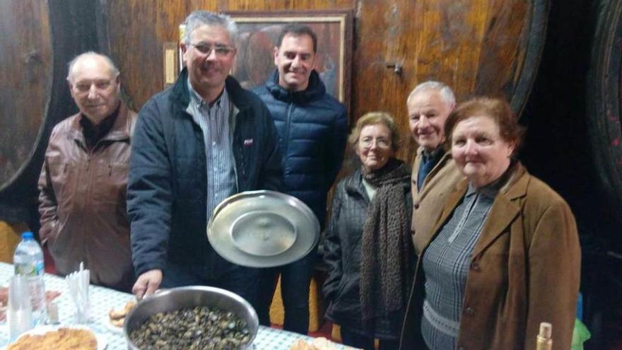 Celso García, Juan Rubio, Dioni Novil, Conchita Pidal, Ángel Piñera y Orfelina Llanes, ayer, durante la presentación de las jornadas de Quintes, con una pota de llámpares.