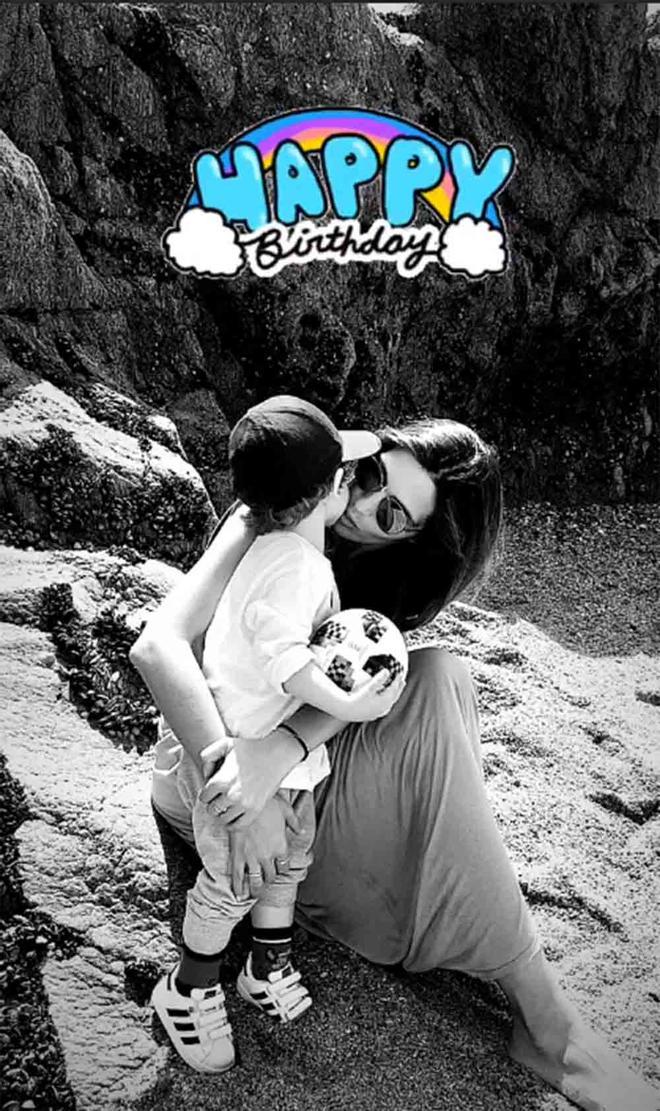 Sara Carbonero besa a su hijo Lucas el día de su segundo cumpleaños