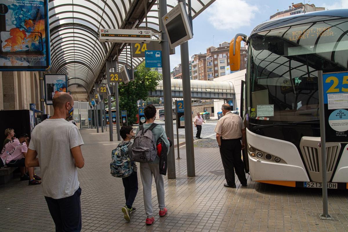 Viajeros en la estación del Nord de Barcelona.