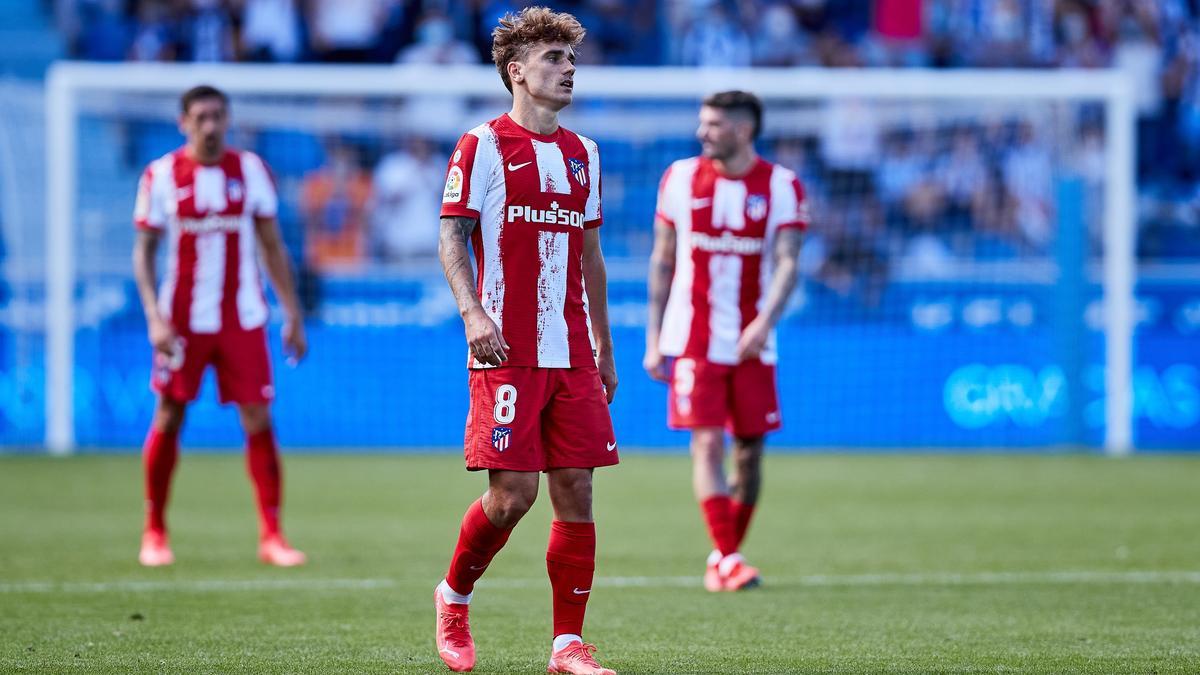 Griezmann, apesadumbrado, en la derrota del Atlético en el campo del Alavés.