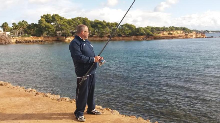 Lucas Guasch Torres en uno de sus lugares favoritos para pescar desde tierra, muy cerca de Santa Eulària