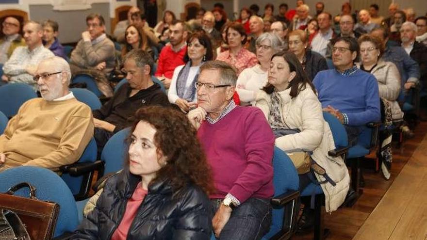 Asistentes al debate en el Antiguo Instituto.