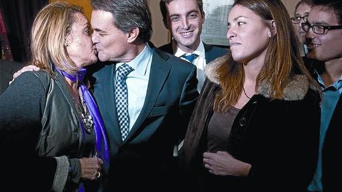 Con la familia 8 Mas besa a su mujer en presencia de sus tres hijos, ayer, tras ser investido 'president'.