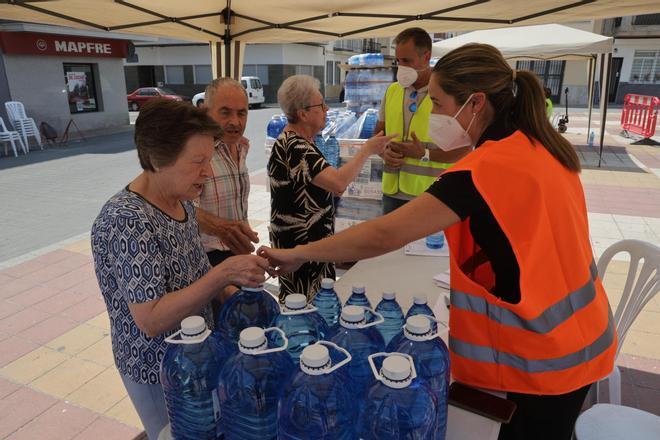Reparten agua mineral en la Vilavella tras la advertencia de no beber ni cocinar con agua del grifo