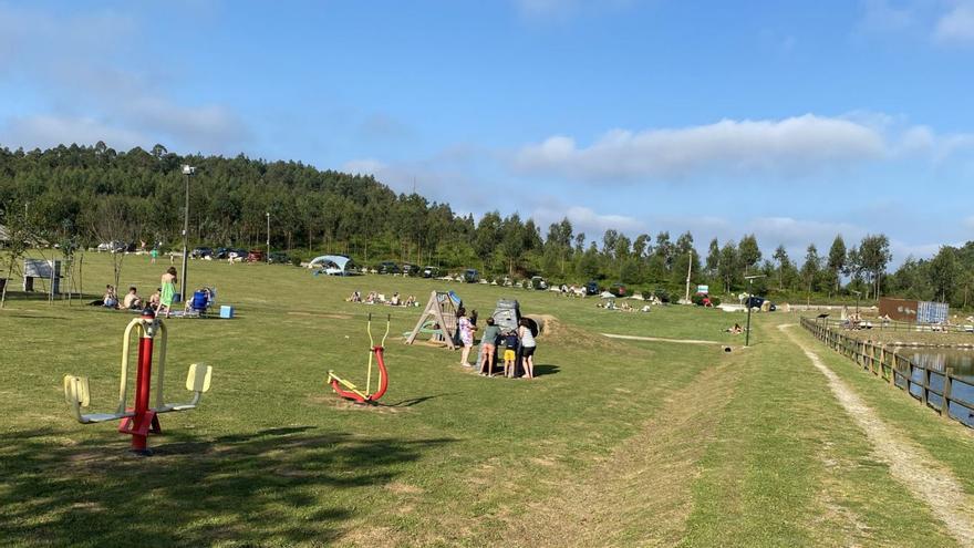 Vista del área recreativa junto al embalse de Beche. |   // LA OPINIÓN