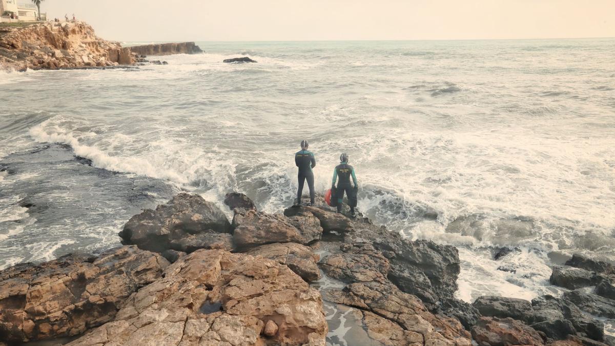 Despliegue del grupo de actividades subacuáticas de la Guardia Civil en Torrevieja