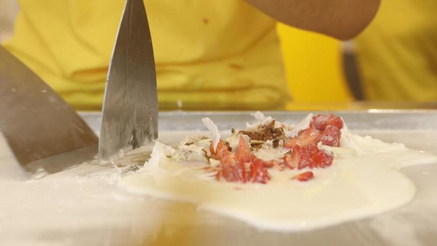 Gelats de rotllo: l&#039;espectacle de les postres a la planxa de gel