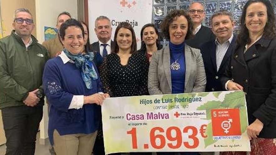 Asistentes a la entrega del cheque.