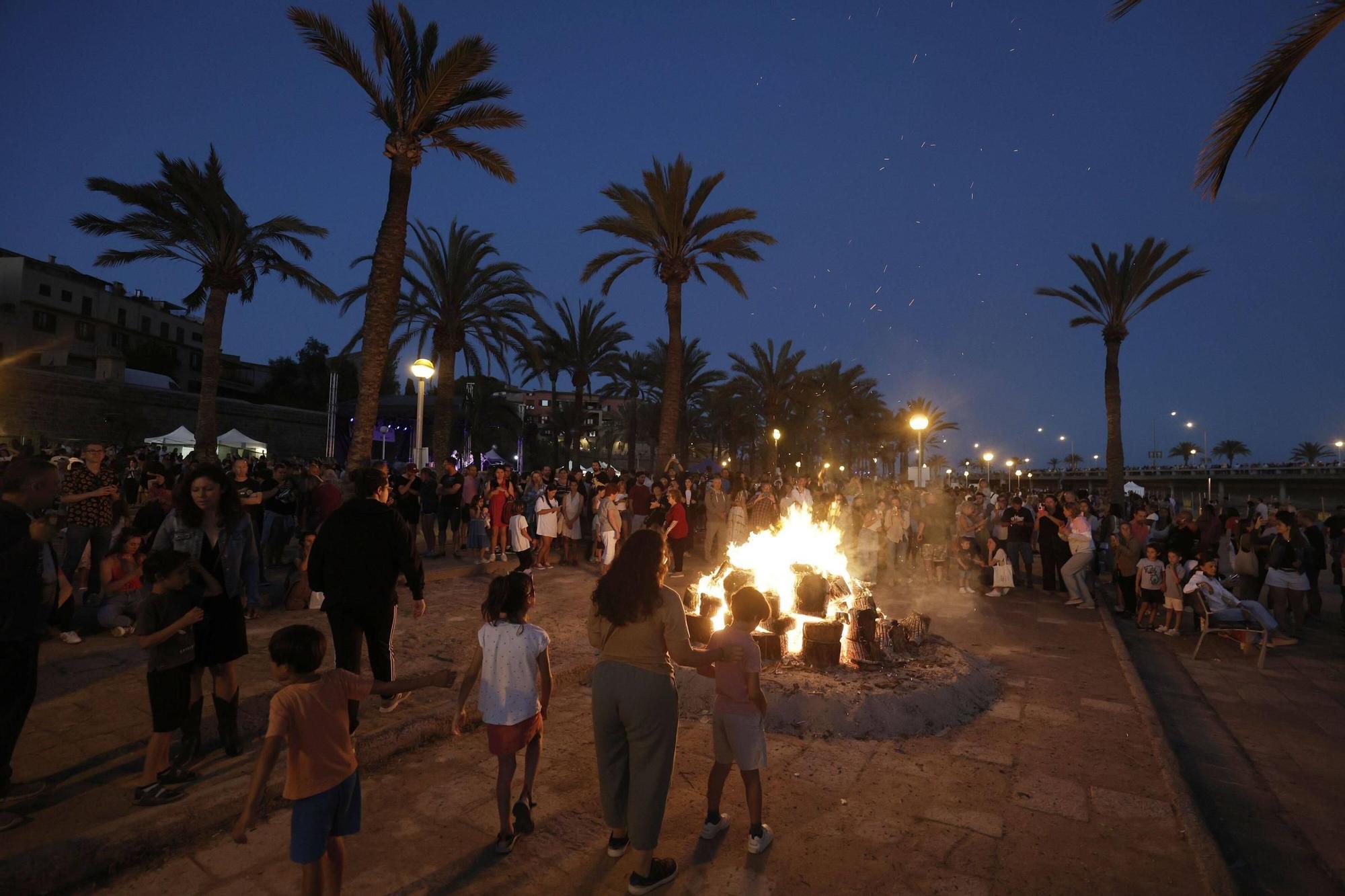 Happening am Strand und Feuerlauf: So feierte Palma die Nit de Sant Joan 2024