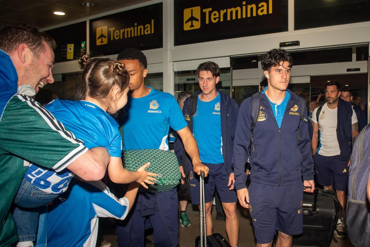 La afición acude en masa a Alvedro para recibir al Dépor tras la victoria en Cádiz