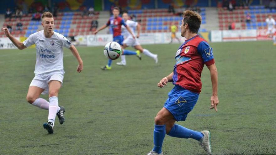 Pelayo Muñiz, a la izquierda, ante Carlos Viesca en el Langreo-Mosconia de la primera vuelta.