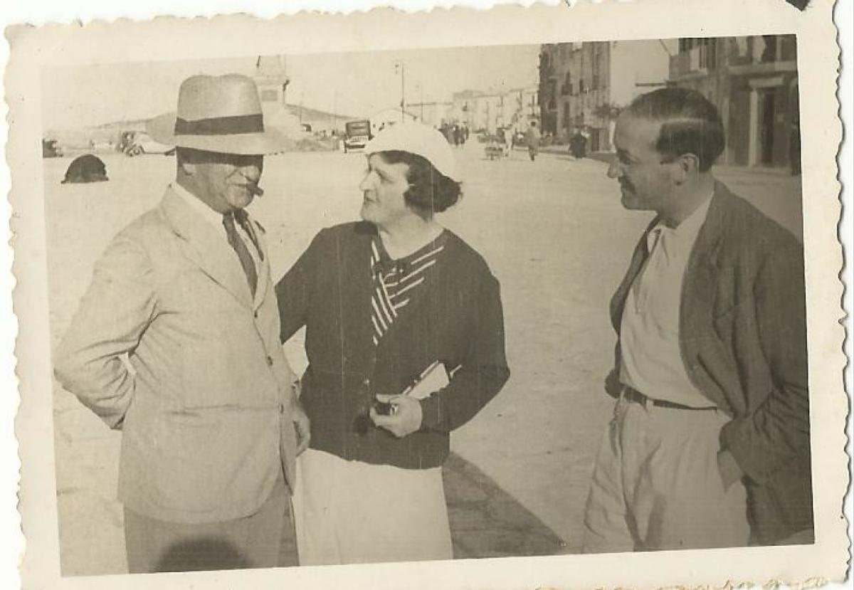 Robert Sternau, a la derecha de la imagen, con dos amigos alemanes cerca del monumento a los Corsarios.