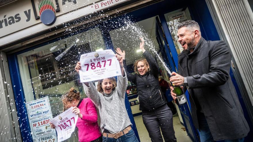 Una administració de Badalona celebra haver repartit dècims d’un quart premi. | JORDI OTIX