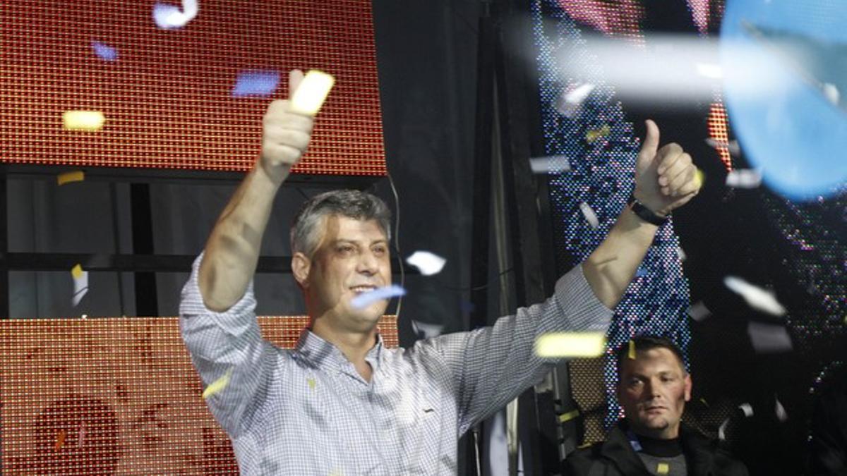 Hashim Thaci saluda a sus seguidores, anoche en Pristina.