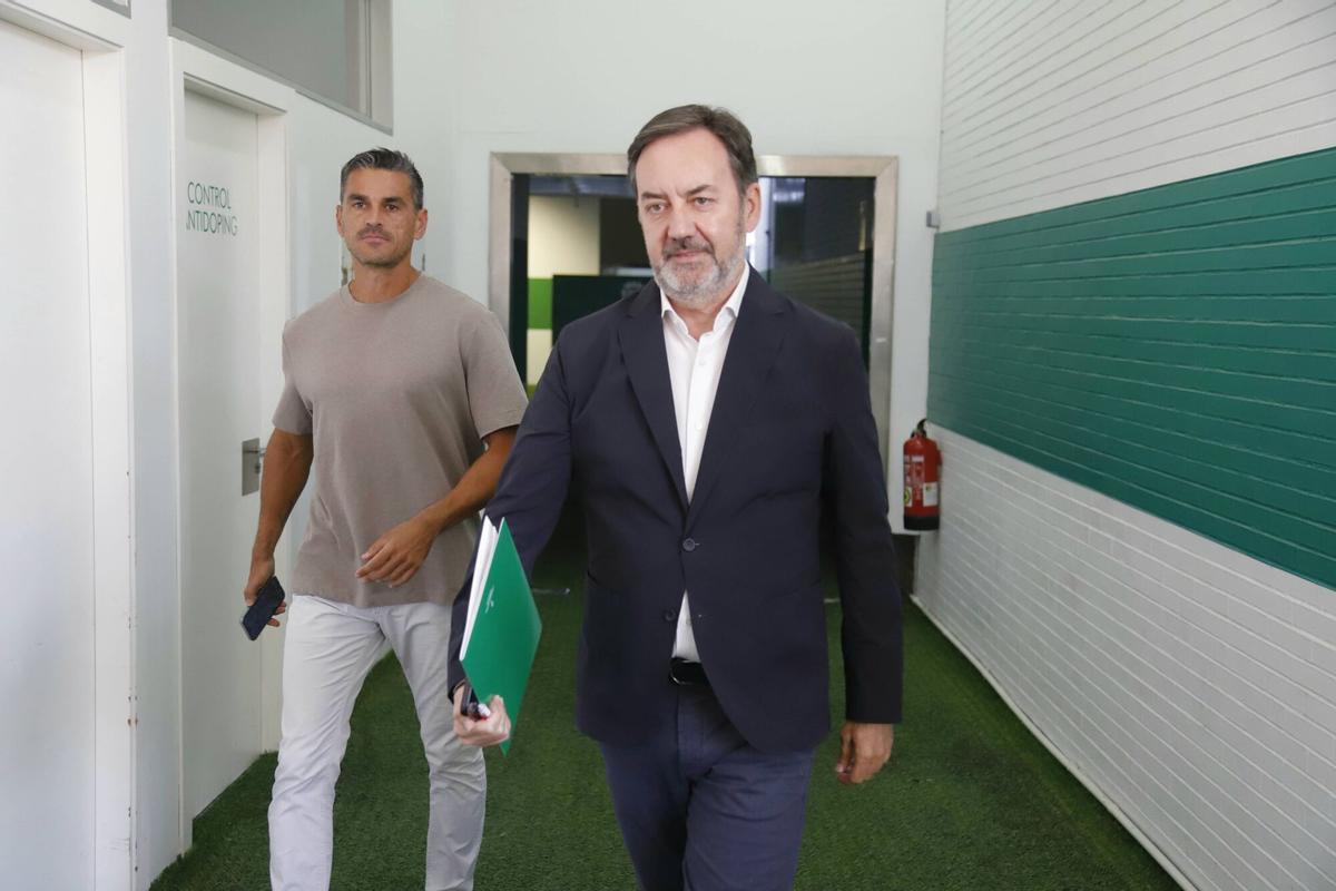 El CEO del Córdoba CF, Antonio Fernández Monterrubio, y el director deportivo del club, Juanito, en El Arcángel.