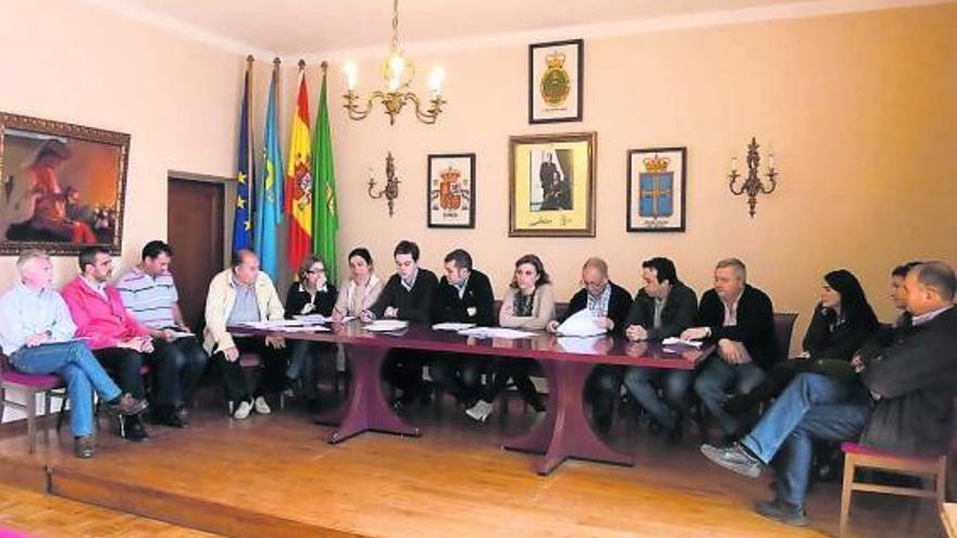 La Corporación de Cangas de Onís, durante el Pleno celebrado ayer.