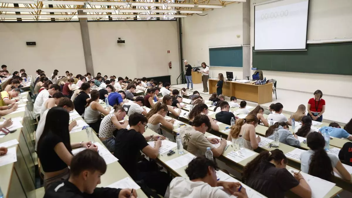 La PAU más vigilada de la historia, con detectores de dispositivos tecnológicos, comenzó en Asturias con un poema de Ángel González: "No hemos pillado ni a un solo alumno copiando"