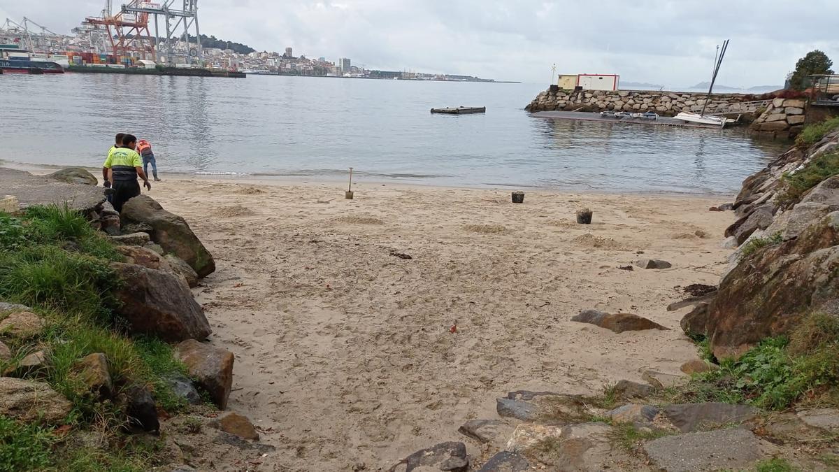 Trabajos en la playa de A Fábrica en Teis en la mañana de este sábado