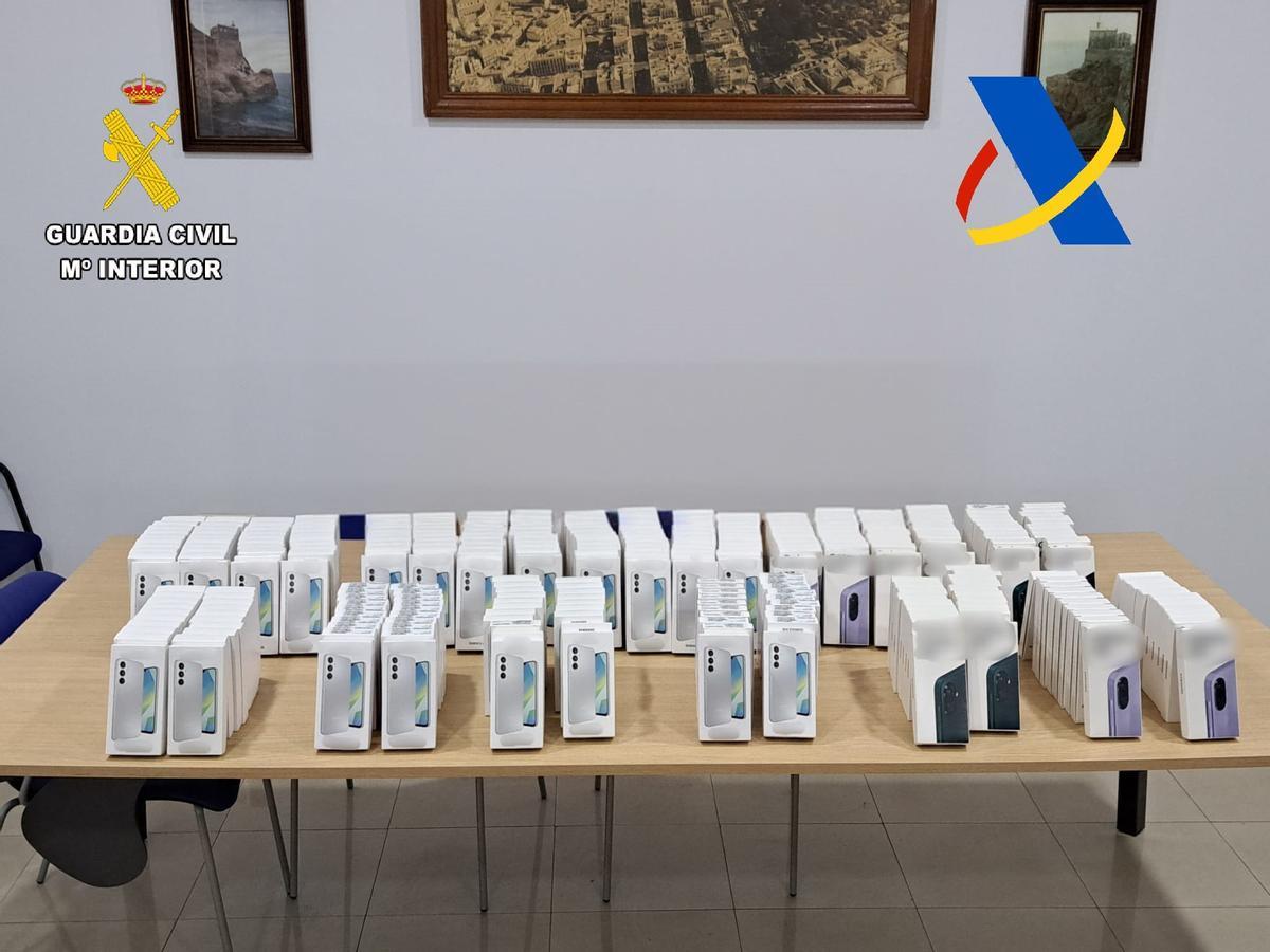 Los 300 teléfonos móviles que se escondían en un coche