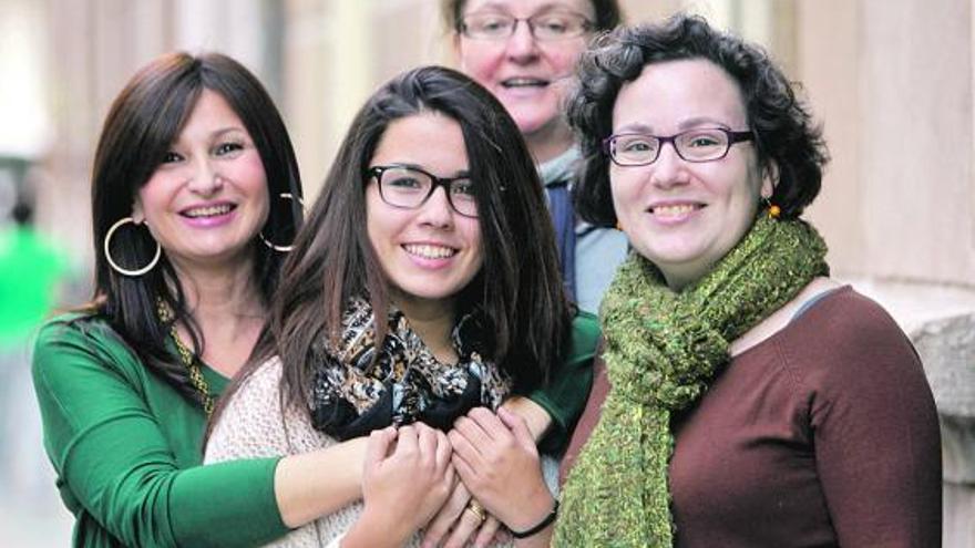 Por la izquierda, Cristina Ponce, su hija Paula (afectada de diabetes), Deborah Burks y Silvia Sanz.