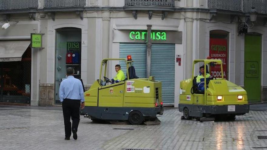Equipos de limpieza en el centro de Málaga.