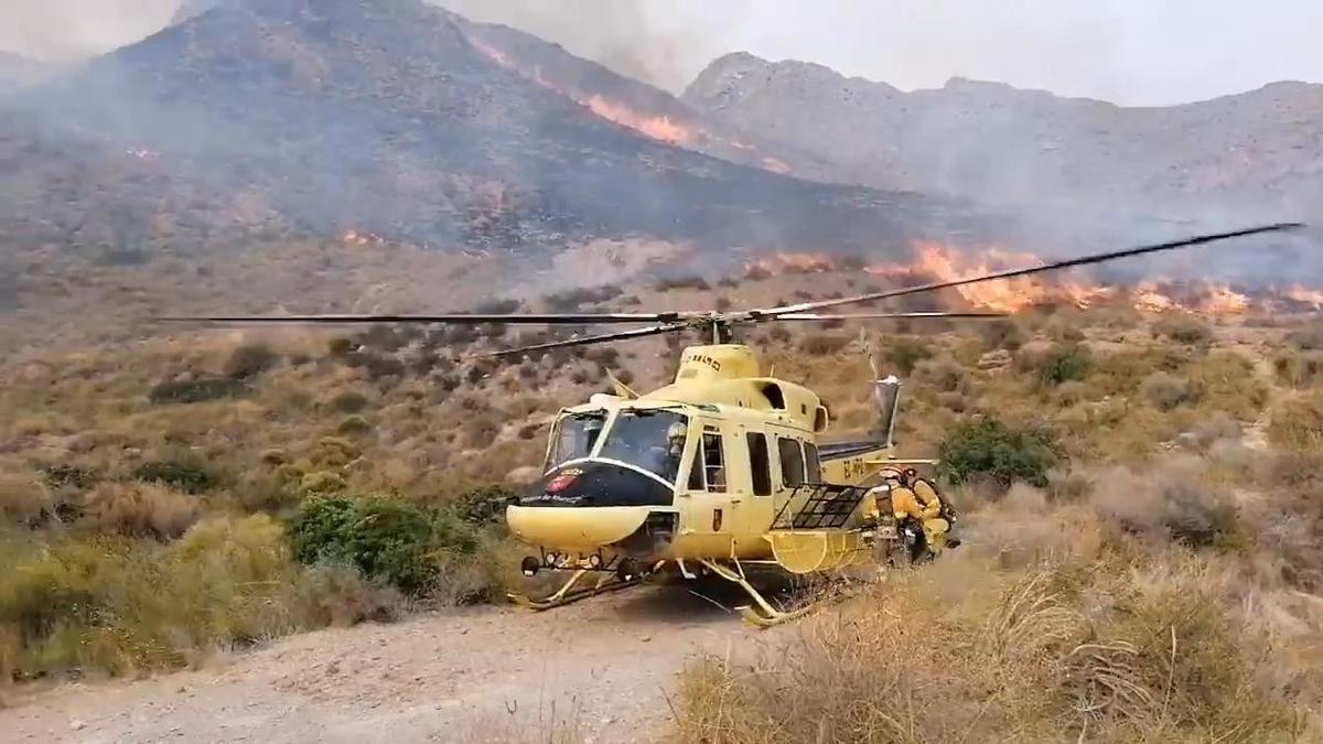 Un helicóptero del  Plan Infomur despega para apaciguar las llamas del incendio en Las Moreras, Mazarrón
