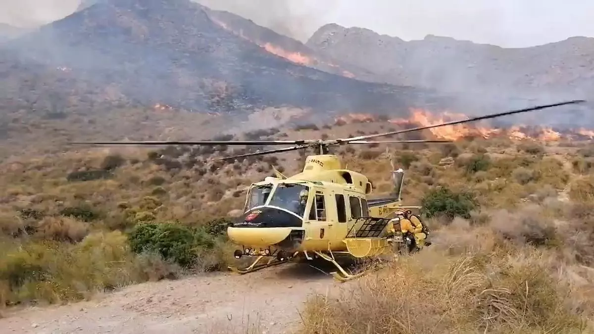 El fuego devora la Sierra de las Moreras de Mazarrón: desalojan una decena de viviendas y activan el plan Infomur