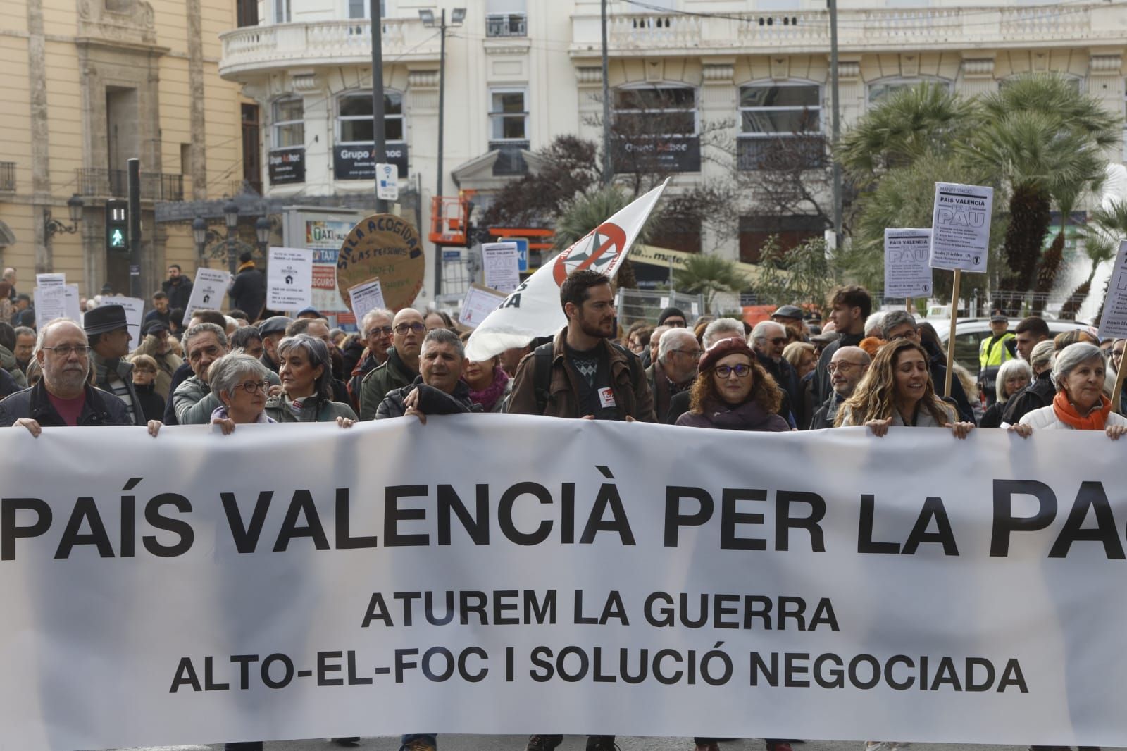 Cientos de valencianos claman por la paz en Ucrania