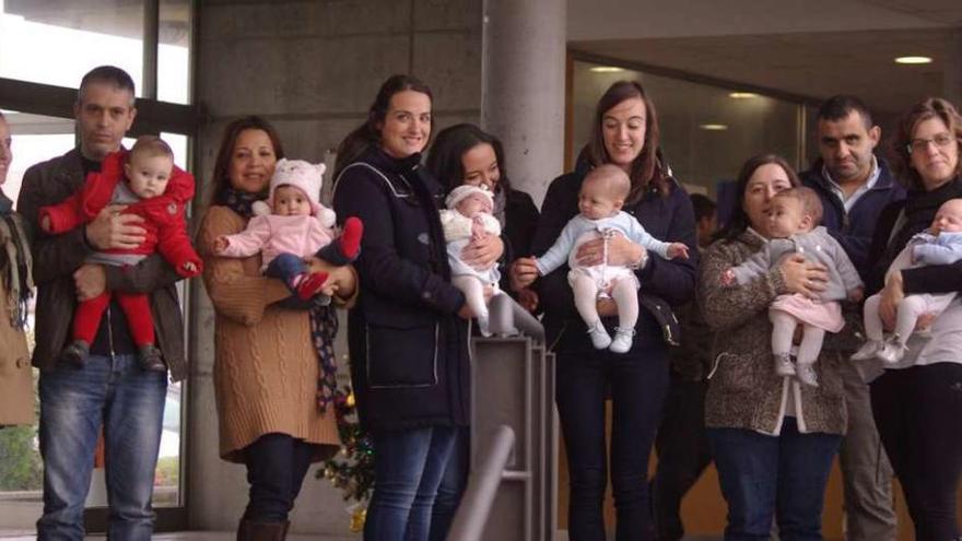 Padres y madres de Coirós, tras la entrega de las ayudas de natalidad.